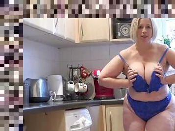 gros-nichons, mature, milf, maman, belle-femme-ronde, point-de-vue, cuisine, tante, gros-seins, avec-expérience