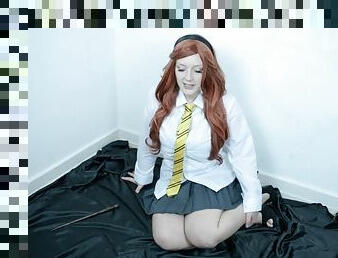 Spontaneous redhead chick sits in the corner and jerks off