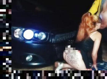 Prostituta cogiendo en la ruta afuera del coche