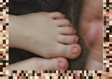 Quick cumshot on tiny pink toes