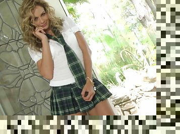 colegiala-schoolgirl, babes, bajo-la-falda, bragas, rubia, a-solas, posando