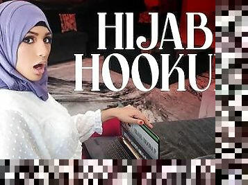 Hijab Girl Nina Grew Up Watching American Teen Movies And Is Obsessed With Becoming Prom Queen