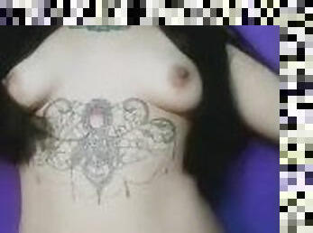 Chica tatuada bailando y mostrando su cuerpo