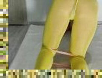 YOGA INSTRUCTOR - YELLOW LEGGINGS