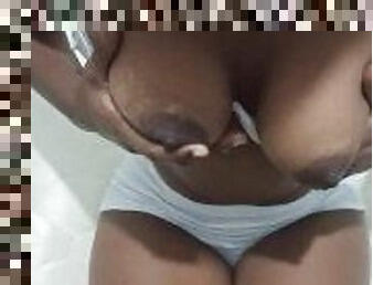 Morena espera que su príncipe azul chupe sus tetas