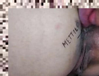 Una cliente troia si fa leccare il culo per non pagare il tatuaggio al culo
