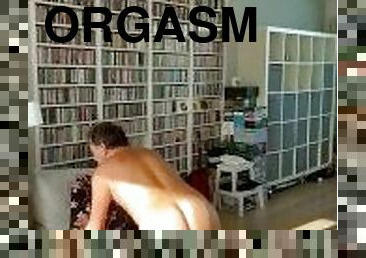 Orgasm in the livingroom Homemade Amateur