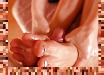 massage, trio, pieds, ejaculation, blonde, kinky, mignonne, petite, fétiche, branlette-avec-les-pieds