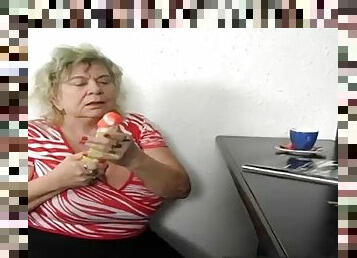 tetas-grandes, abuelita, a-solas, gigante