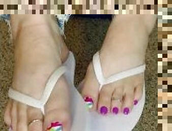 Sexy toes in flip flops