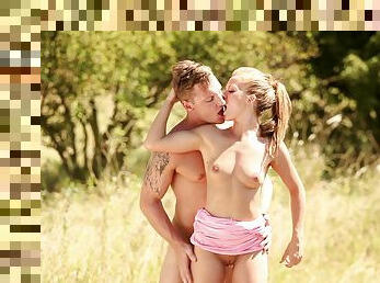 en-plein-air, chatte-pussy, ejaculation-sur-le-corps, ados, couple, petite-amie, ejaculation, blonde, petit-ami, rasé