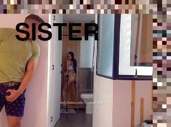 Hermanastro pervertido espia se masturba y se corre en la blusa de su hermanastra