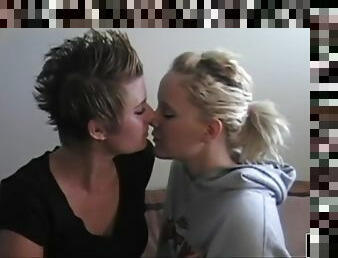 Two amateur lesbians enjoy each others slits
