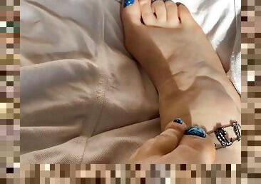 Foot fetish. Mrs. Lara shows off her beautiful feet and long toes