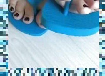 Moving my black toes wearing havaianas top