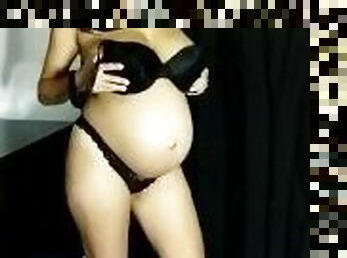 embarazada chichona bailando y desnudandose