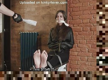 bdsm, pieds, fétiche, bâillonnement, bondage, brunette, fessée