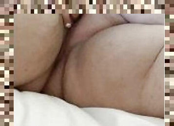 SSBBW Rubbing her Pussy until she Cums