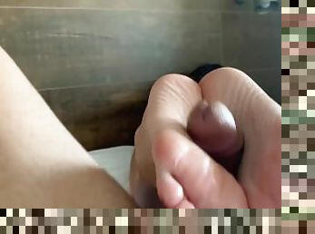 Masaje en pareja acaba con footjob y se acaba corriendo en la suela de mis pies!! ??????????????????