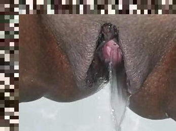 meando, coño-pussy, amateur, negra-ebony, negra, baño, fetiche, fetichista, a-solas, afeitada