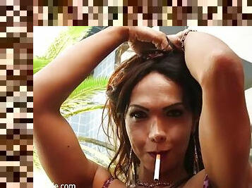 teta-grande, na-rua, público, transsexual, brasil, peituda, rabo, fetiche, fumando