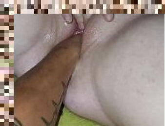 tetas-grandes, con-el-puño, masturbación, orgasmo, preñada, coño-pussy, squirting, chorro-de-corrida, juguete, paja