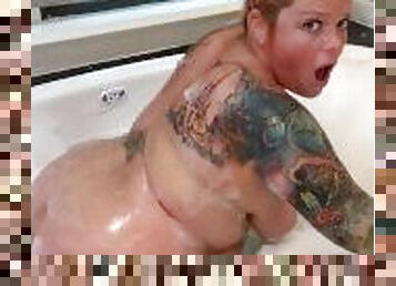 Fun in the tub ????