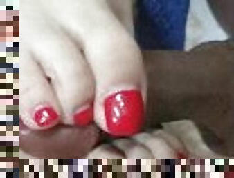 footjob pedi rojo sobre la mesa