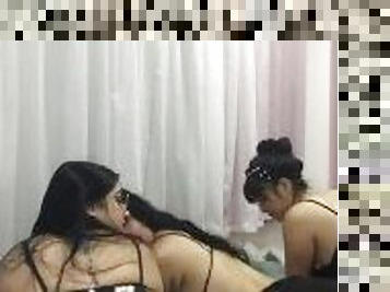 Hermosas jovencitas quitandose ropa frente a su cámara