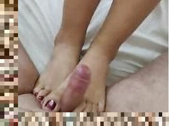 cul, masturbation, amateur, ejaculation-sur-le-corps, latina, branlette, pieds, fétiche, branlette-avec-les-pieds, bite