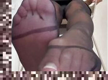 Heels, legs and little feet in PANTYHOSE