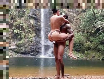 sexo ao ar livre na cachoeira