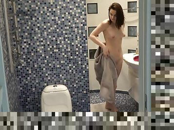 Filming my sexy girlfriend naked in the bathroom