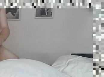 masturbation, orgasme, amateur, ejaculation-sur-le-corps, énorme-bite, branlette, secousses, chambre-a-coucher, blanc, bite