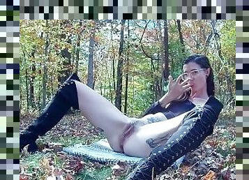 masturbation, orgasme, en-plein-air, public, giclée, fétiche, solo, parc, brunette, bottes