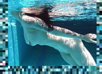 Sexy babe Sheril Blossom takes off bikini and enjoys swimming naked