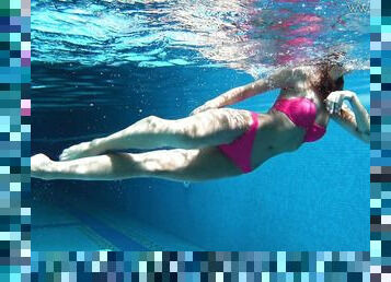 Sexy teen in bikini Tiffany Tatum gets naked while swimming in the pool