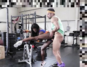 Ebony loads her fresh pussy with white inches down at the gym