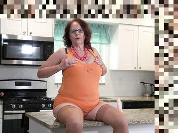 Impressive nude mature mom acts slutty in her first home solo